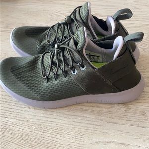 NEVER WORN. Slip on NIKE running shoe! Size 6.